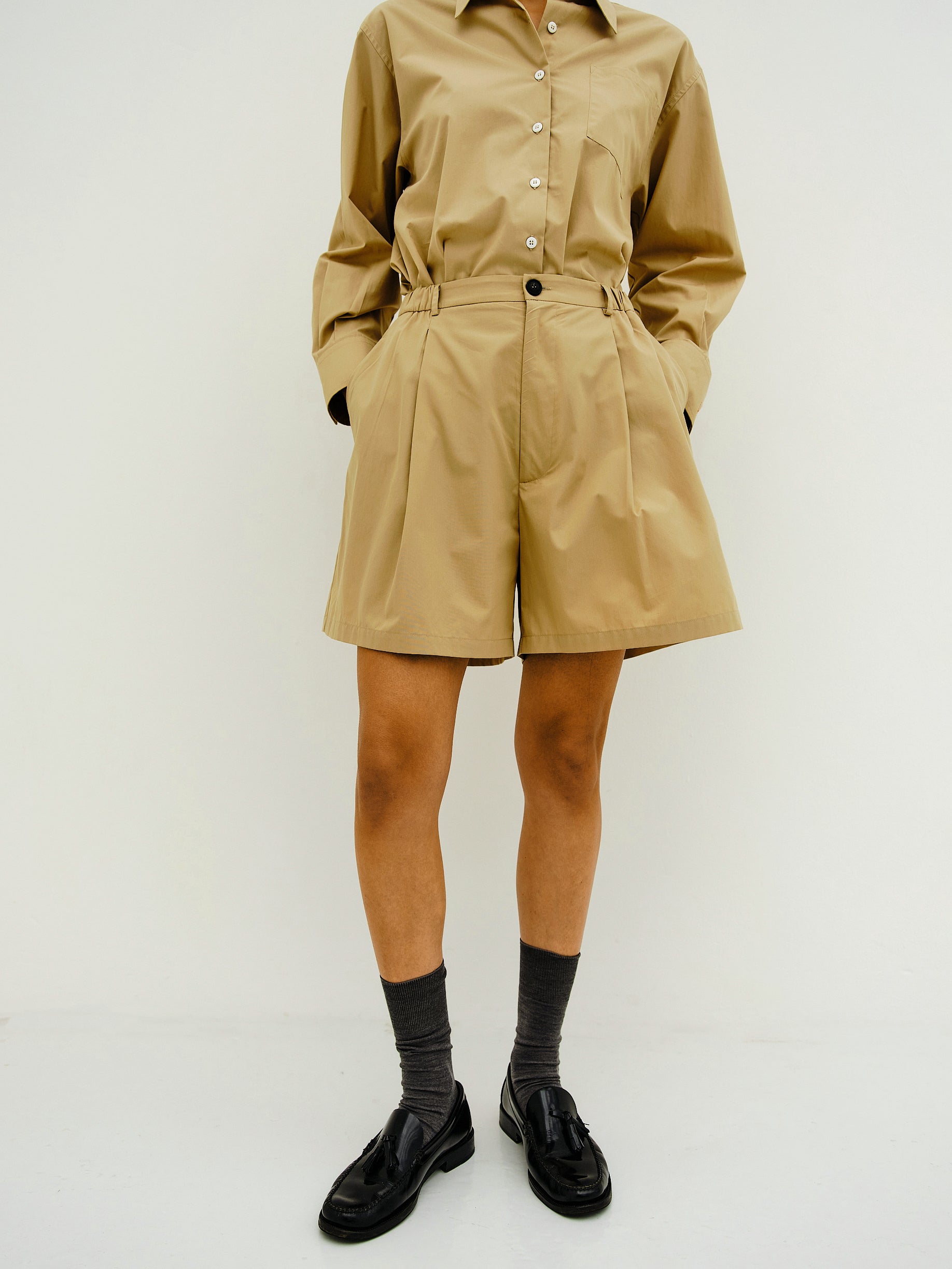 JEAN SHORTS / ALMOND MILK