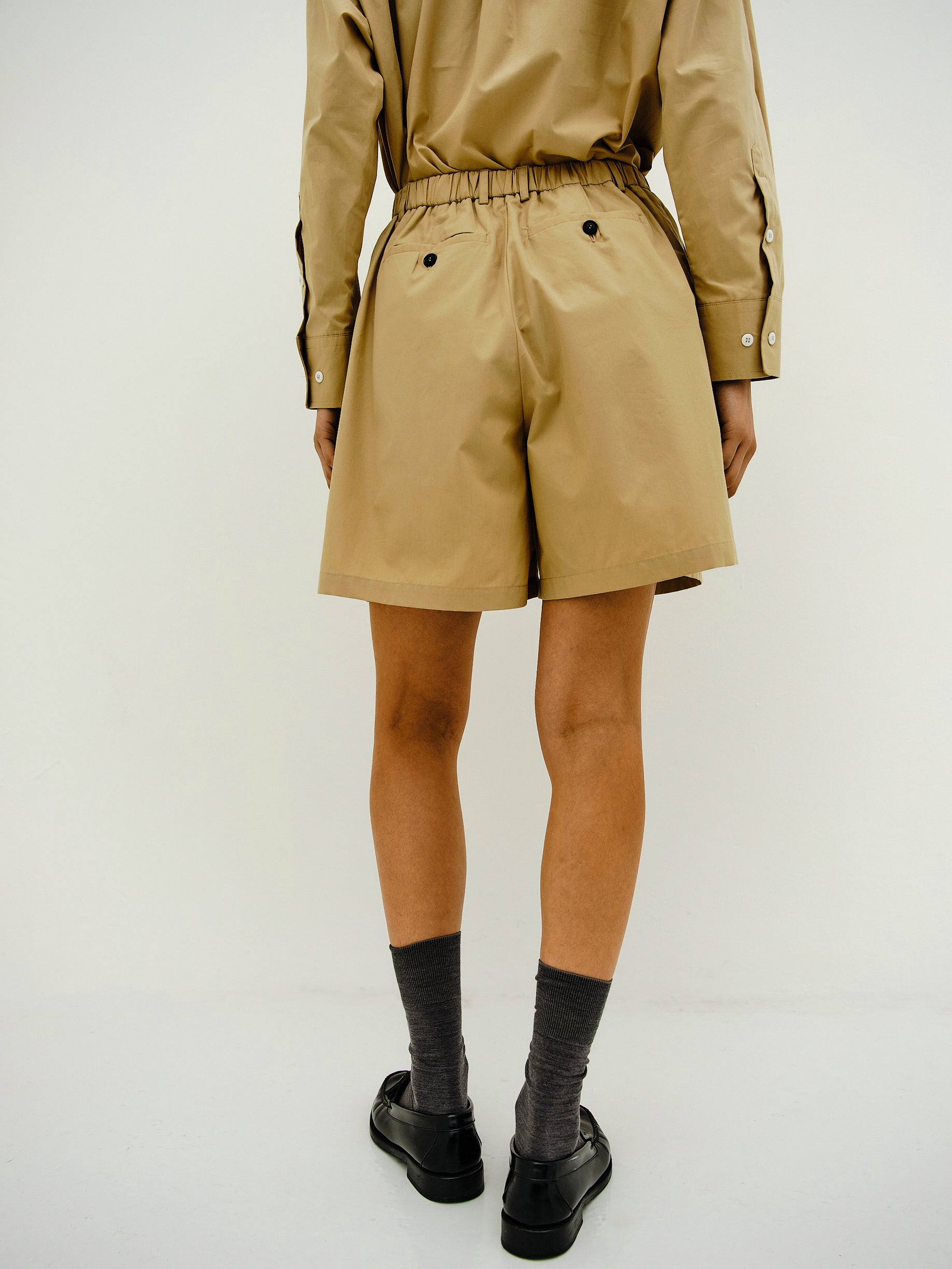 JEAN SHORTS / ALMOND MILK