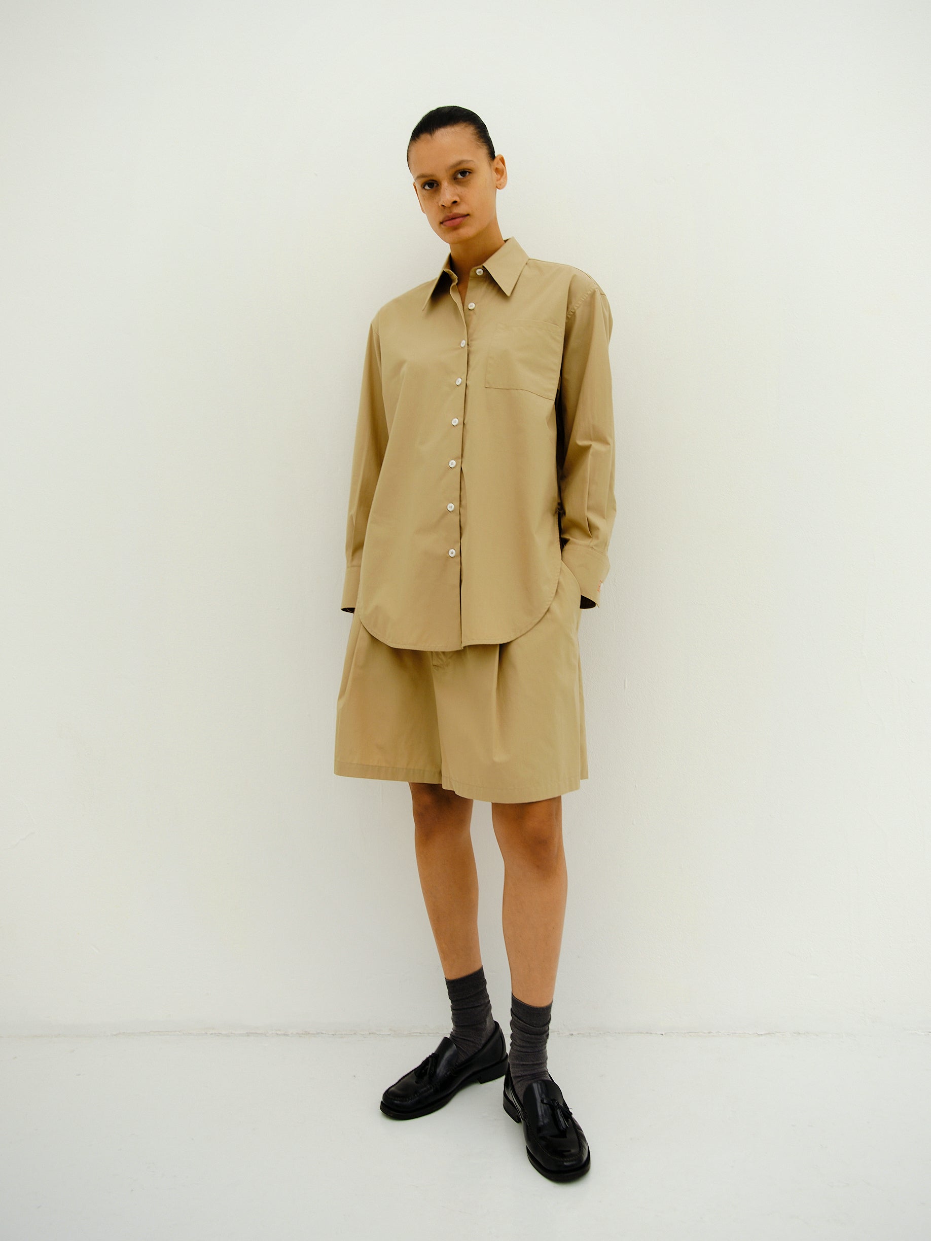 JEAN SHORTS / ALMOND MILK