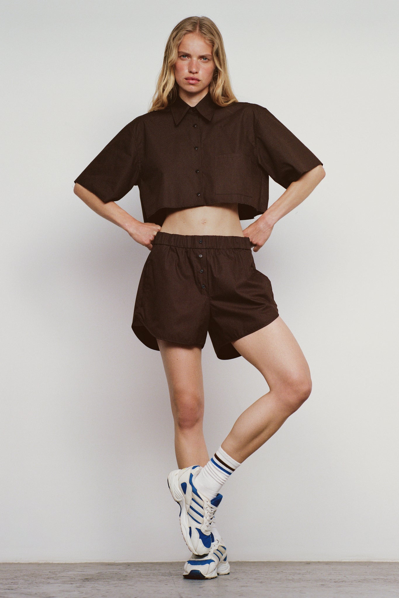 CROPPED SHIRT / BROWN