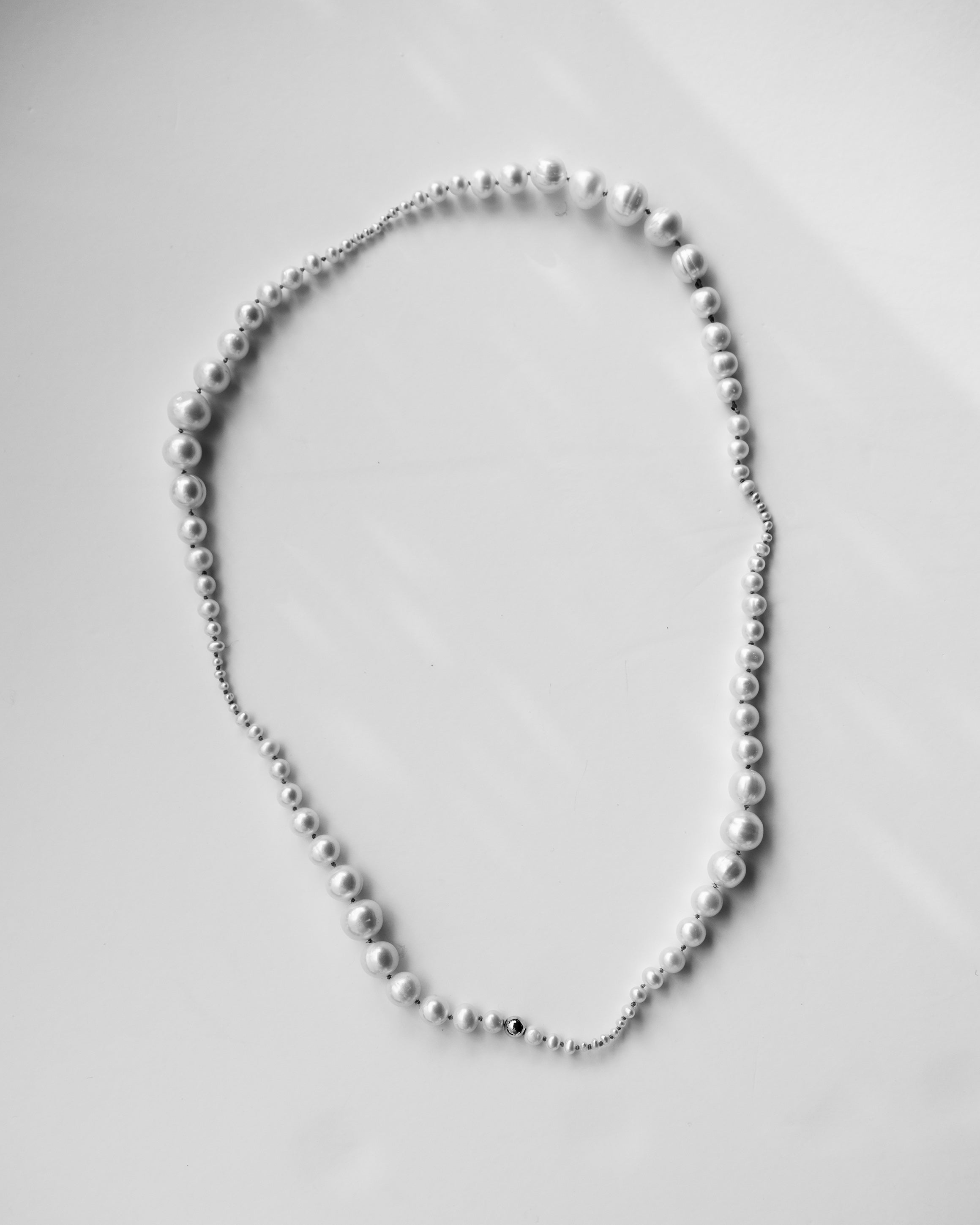 MARICHELLE / PEARL NECKLACE LONG, BLACK CORD