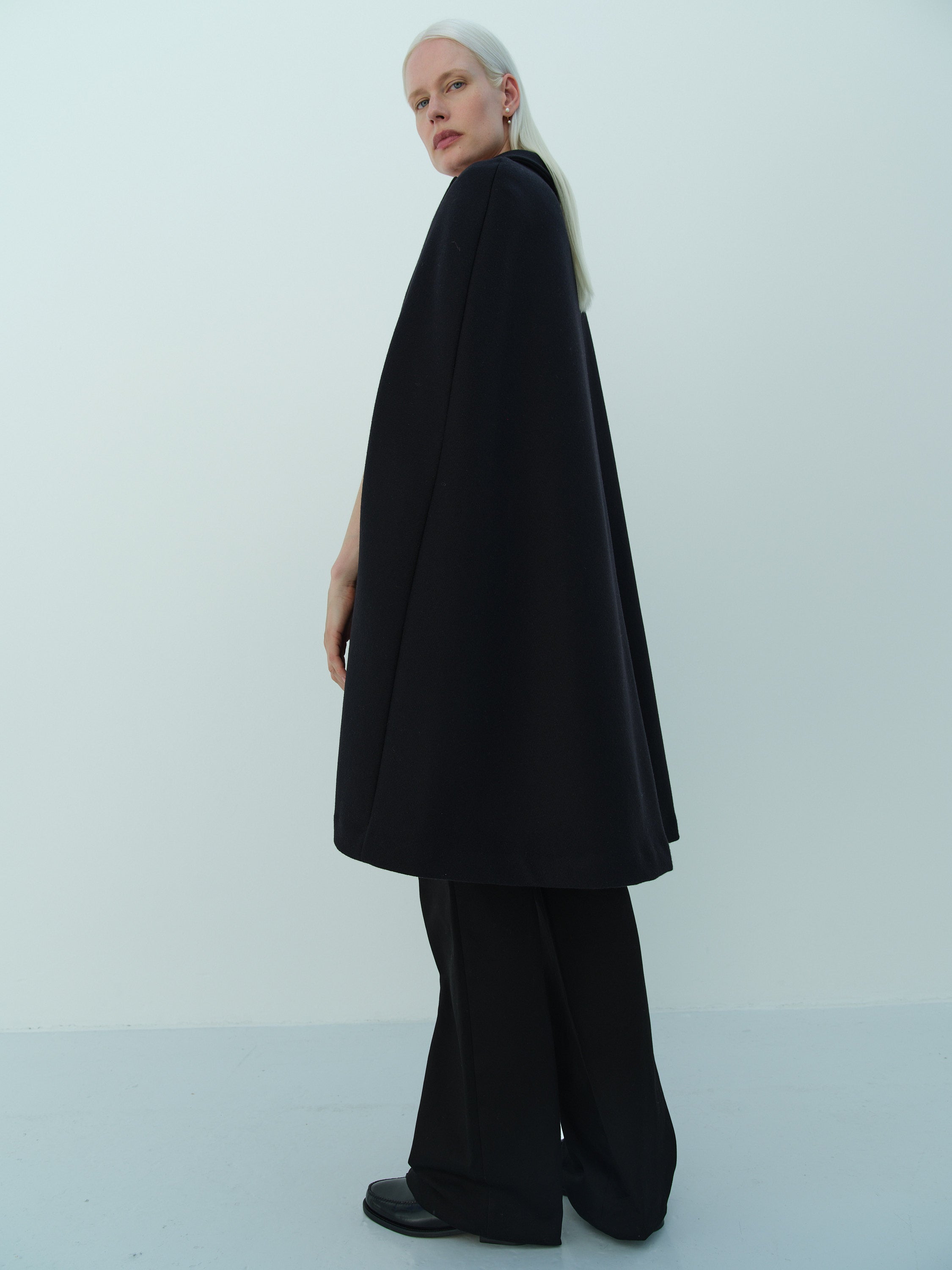 CAPE COAT / BLACK