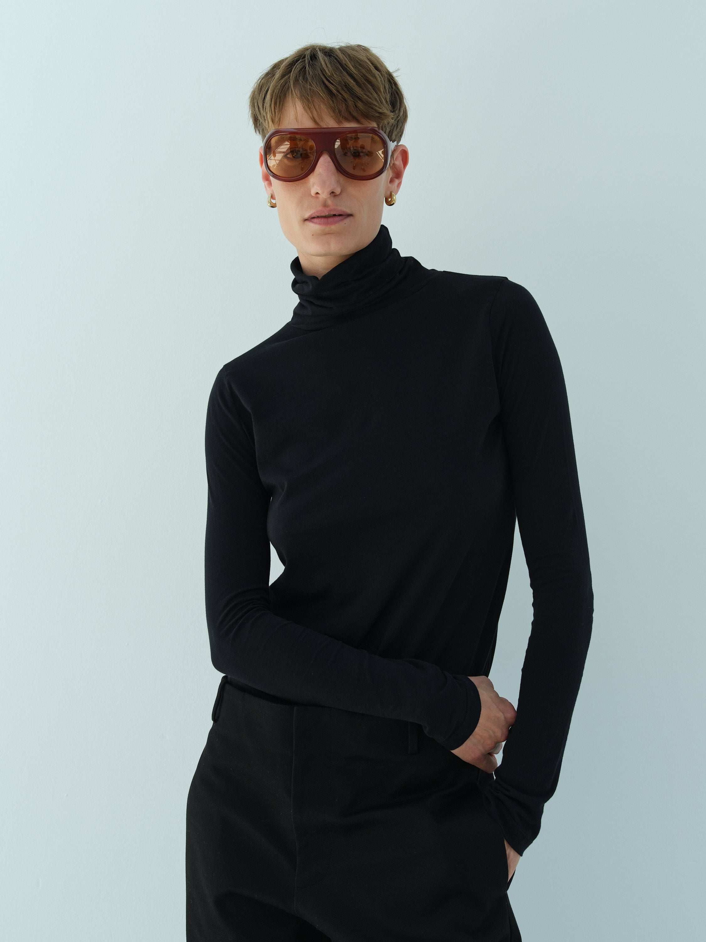 RILEY ROLL-NK TEE / BLACK