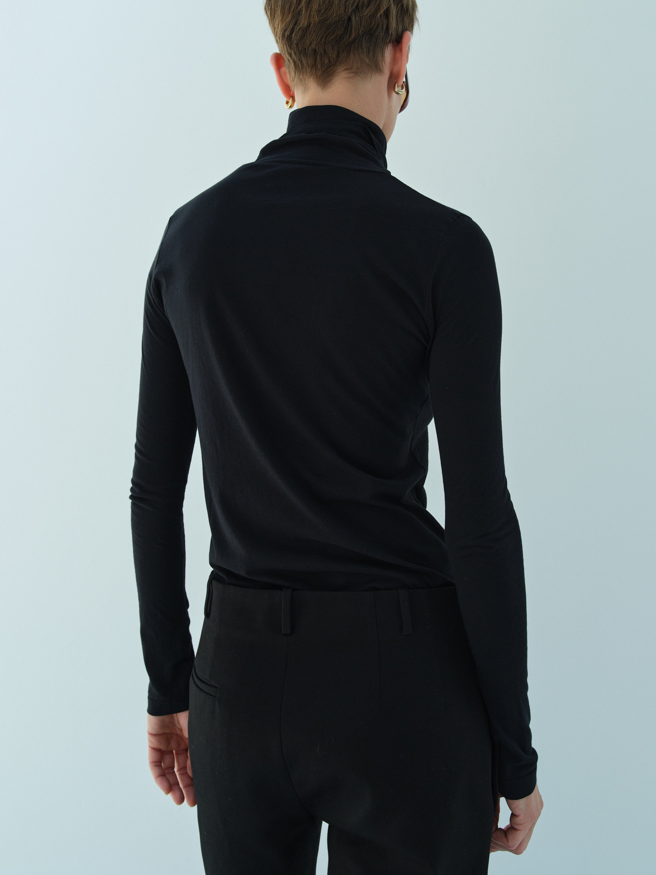 RILEY ROLL-NK TEE / BLACK