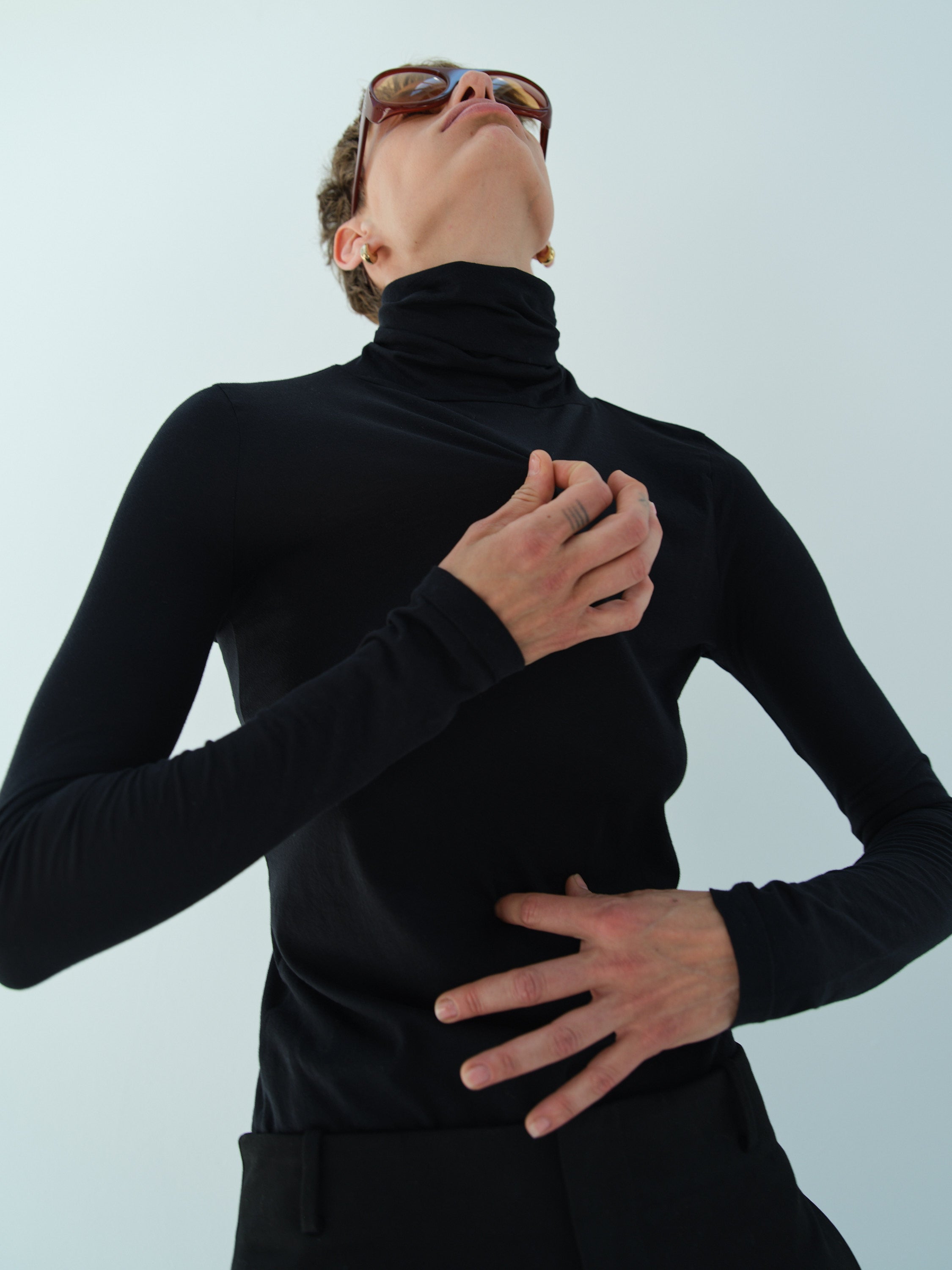 RILEY ROLL-NK TEE / BLACK