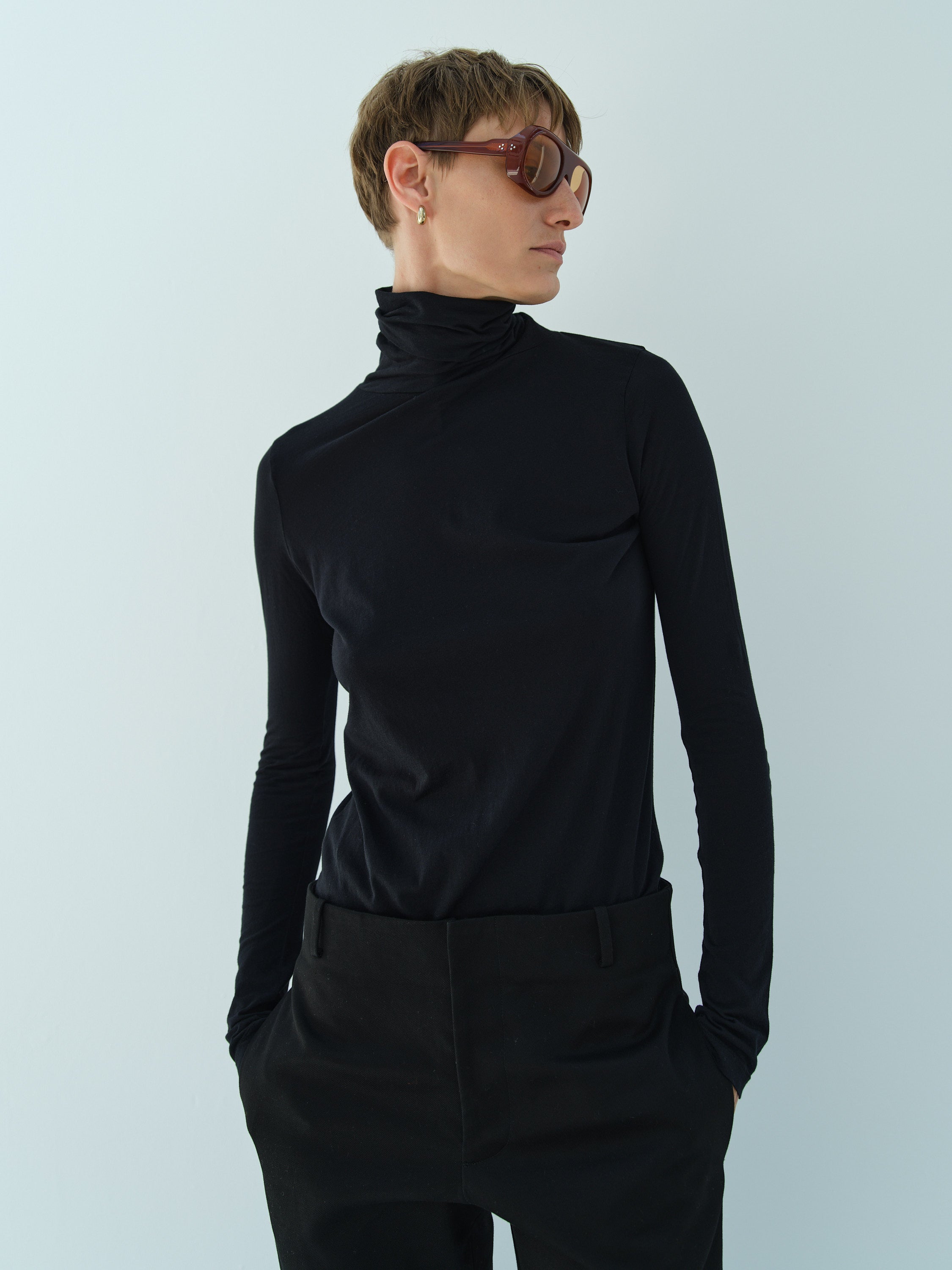 RILEY ROLL-NK TEE / BLACK