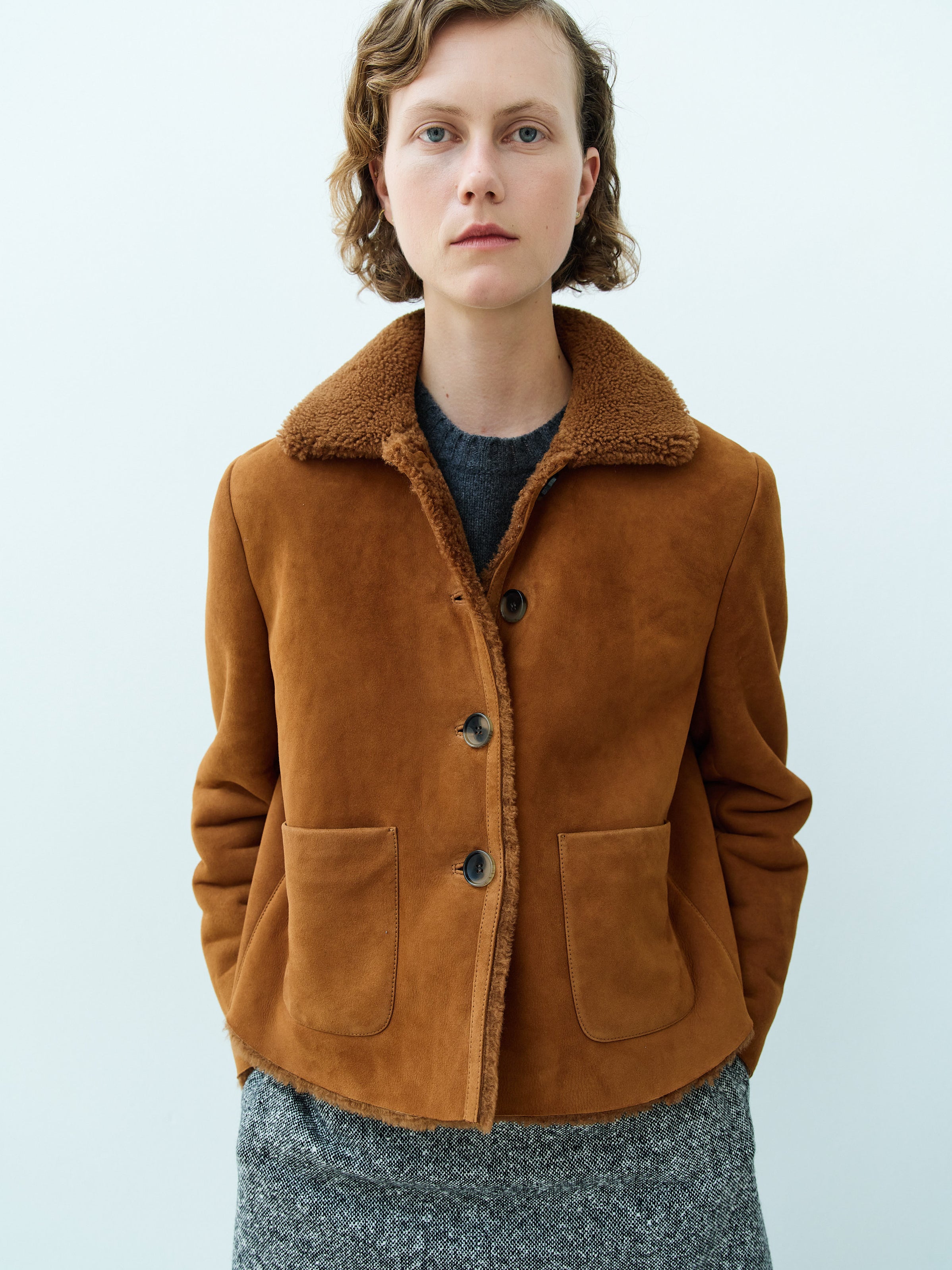 BOY SHORT SHEARLING JACKET / TOBACCO