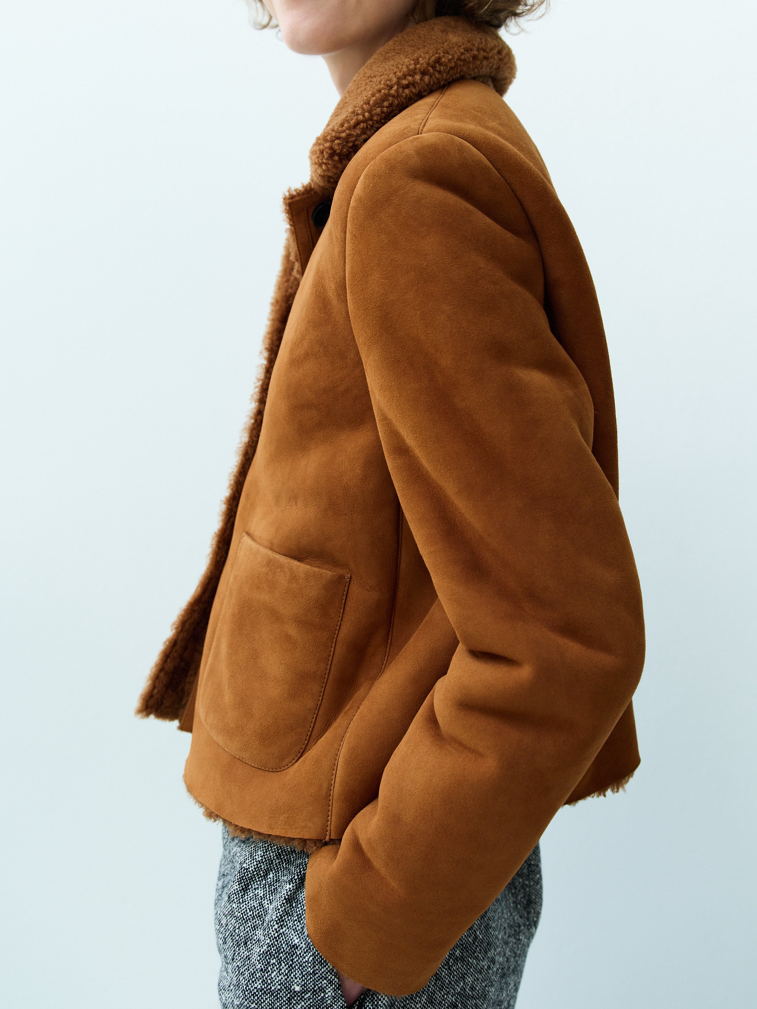 BOY SHORT SHEARLING JACKET / TOBACCO