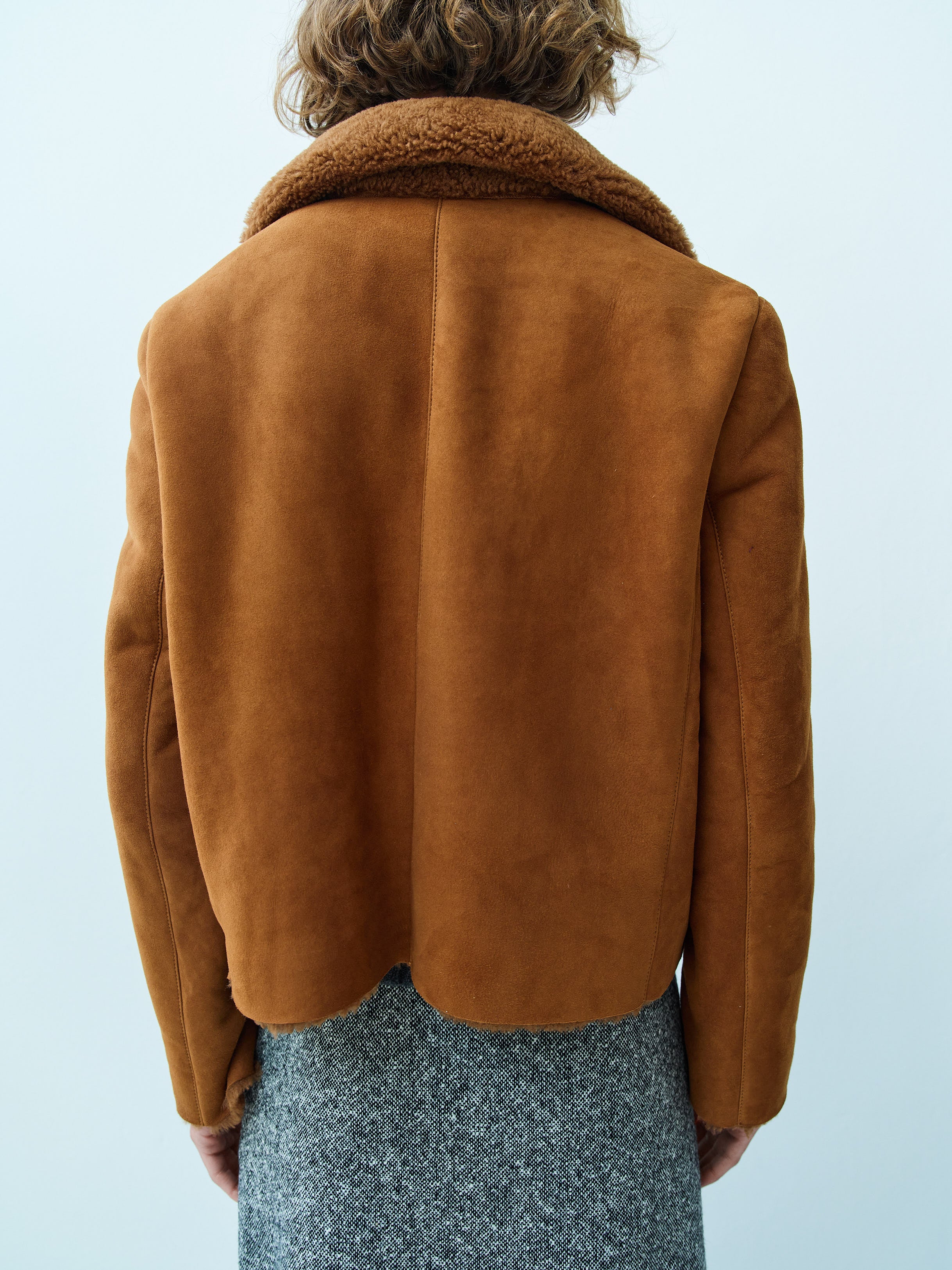BOY SHORT SHEARLING JACKET / TOBACCO