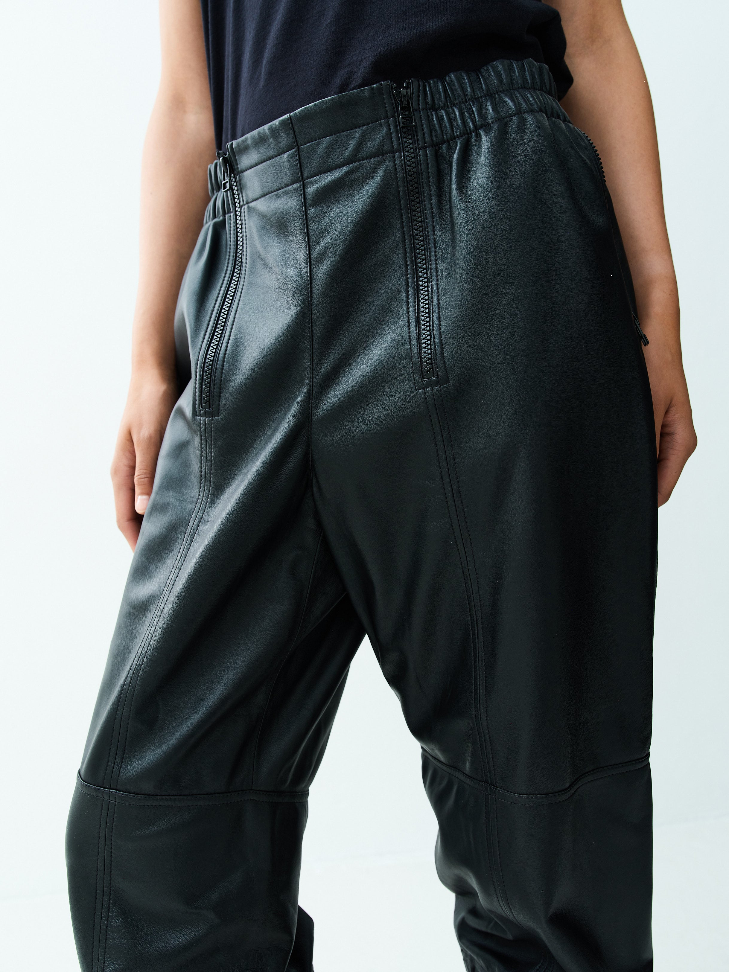 TRACK PANTS / BLACK NAPPA