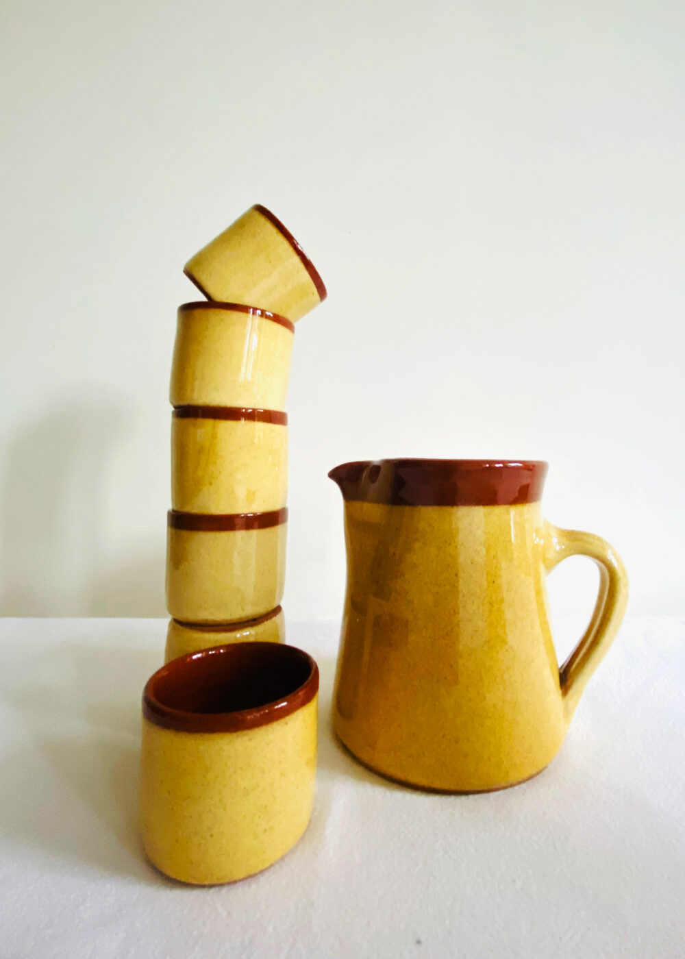 Jug set in honey with six cups
